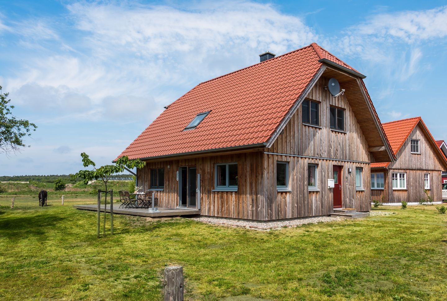Haus an der Weide — Ferienhaus mit rotem Ziegeldach und Holzfassade in Born am Darß